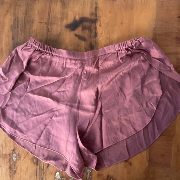 Washable Silk Tulip Back Set - Picture 6 of 9